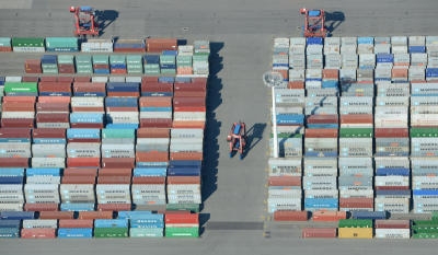 Der Container Terminal Burchardkai (CTB) ist am 07.06.2013 im Hafen von Hamburg zu sehen. Die Hamburg Port Authority (HPA) stellt am 12.06.2013 ihren Geschäftsbericht 2012 vor. Foto: Marcus Brandt/dpa +++(c) dpa - Bildfunk+++