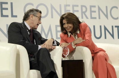 epa03742246 Costa Rica's President Laura Chinchila (R) talks with Nestor Osorio (L), President of the Economic and Social Council of the UN, during the opening of an international cooperation summit in San Jose, Costa Rica, on 12 June 2013. More than 200 delegates from 68 countries attended the meeting that looks for international cooperation that may allow Costa Rica advances towards sustainable development. EPA/JEFFRY ARGUEDAS +++(c) dpa - Bildfunk+++