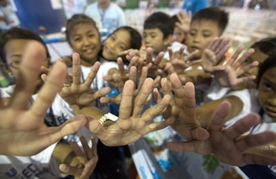 epa04445634 Filipino students show their hands after participating proper hand washing on the eve of the seventh Global Handwashing day in Manila, the Philippines, 14 October 2015. As the world commends the seventh Global Handwashing Day on 15 October 2014, UNICEF said the battle against Ebola further underscores the act of handwashing in disease prevention. EPA/RITCHIE B. TONGO +++(c) dpa - Bildfunk+++