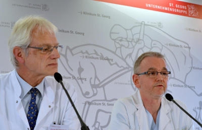 ARCHIV - Der Chefarzt der Klinik für Infektiologie des St. Georg, Bernhard Ruf (l) und Oberarzt Thomas Grünewald informieren am 09.10.2014 auf einer Pressekonferenz im Klinikum St. Georg in Leipzig (Sachsen) über das Eintreffen und die weitere Behandlung eines Ebola-Patienten. Der Ebola-Patient in Leipzig ist tot. Der Mann sei in der Nacht zum 14.10. gestorben, teilte das Klinikum St. Georg mit. Foto: Hendrik Schmidt/dpa +++(c) dpa - Bildfunk+++