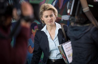 Bundesverteidigungsministerin Ursula von der Leyen (CDU) kommt am 15.10.2014 in Berlin zur Sitzung des Bundeskabinetts. Frankreichs Außenminister Fabius nimmt als Gast an der wöchentlichen Ministerrunde im Bundeskanzleramt teil. Foto: Michael Kappeler/dpa +++(c) dpa - Bildfunk+++