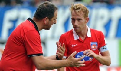 ARCHIV - Fußball 2. Bundesliga 1. Spieltag: 1.FC Heidenheim - FSV Frankfurt am 03.08.2014 in der Voith-Arena in Heidenheim (Baden-Württemberg). Trainer Frank Schmidt (Heidenheim,l) gibt seinem Kapitän Marc Schnatterer Instruktionen. Foto: Stefan Puchner/dpa (zu dpa-Meldung: «Heidenheims Schnatterer: Edeltechniker und bodenständiger Profi» vom 15.10.2014) +++(c) dpa - Bildfunk+++
