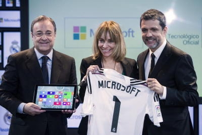epa04494770 President of Real Madrid, Florentino Perez (L), poses with president of Microsoft in Spain, Maria Garana (C), and president of Business Developement of the firm in Spain, Orlando Alaya (R), during the press meeting of the empresarial agreement between Real Madrid and Microsoft, celebrated at the box for distinguished people, in Santiago Bernabeu Stadium, at Madrid, Spain, on 18 of November of 2014. Microsoft will develop a digital platform to get supporters from Real Madrid closer to their soccer team. EPA/Luca Piergiovanni +++(c) dpa - Bildfunk+++
