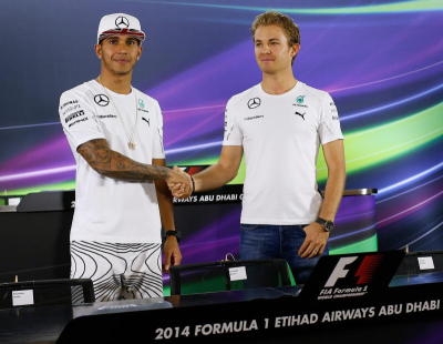 epa04496388 British Formula One driver Lewis Hamilton (L) of Mercedes AMG GP and his team mate German Formula One driver Nico Rosberg (R) shake hands prior to the press conference at Yas Marina Circuit in Abu Dhabi, United Arab Emirates, 20 November 2014. The Formula One Grand Prix of Abu Dhabi will take place on 23 November 2014. EPA/VALDRIN XHEMAJ +++(c) dpa - Bildfunk+++