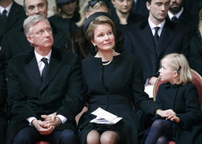 epa04525946 Queen Mathilde of Belgium (C) holds hands with her daughter Princess Eleonore (R) and her husband King Philippe (L) as they attend the funeral of Belgian Queen Fabiola at the Cathedral of St. Michael and St. Gudula in Brussels, Belgium, 12 December 2014. The Belgian Royal Family and other guests including European royals were to attend the funeral of former Belgian Queen Fabiola on 12 December, after she died aged 86 on 05 December. EPA/OLIVIER HOSLET / POOL +++(c) dpa - Bildfunk+++