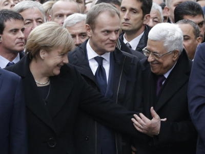 epa04555663 (L-R) Heads of state including Germany's Chancellor Angela Merkel, European Council President Donald Tusk and Palestinian President Mahmoud Abbas attend the solidarity march (Marche Republicaine) in the streets of Paris, France, 11 January 2015. Three days of terror that ended on 10 January saw 17 people killed in attacks that began with gunmen invading French satirical magazine Charlie Hebdo and continued with the shooting of a policewoman and the siege of a Jewish supermarket. EPA/PHILIPPE WOJAZER/POOL MAXPPP OUT +++(c) dpa - Bildfunk+++