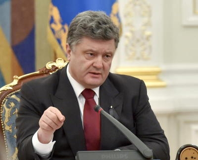 epa04583722 A handout made available by the Ukrainian presidential press-service showig Ukrainian President Petro Poroshenko heading an emergency meeting of the National Security and Defence Council in Kiev, Ukraine, 25 January 2015. Pro-Russian rebel forces in eastern Ukraine announced they would begin a large-scale attack of the eastern port city of Mariupol, but stopped short of taking responsibility for a shelling on 24 January in which at least 29 civilians died and about 100 were injured. The Organization for Security and Co-operation in Europe (OSCE) concluded the attack was launched from an area of eastern Ukraine controlled by pro-Russian separatists. An examination of a crater showed that the rockets were fired from the east and north-east from separatist areas, the OSCE said. EPA/MYKOLA LAZARENKO / PRESIDENTIAL PRESS SERVICE / HANDOUT +++(c) dpa - Bildfunk+++