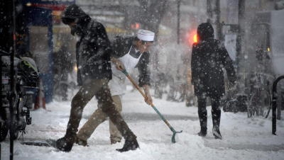 dpatopbilder epa04587255 A man shovels a sidewalk at the start of a large winter storm in Brooklyn, New York, USA, 26 January 2015. Areas of the New York metropolitan region were expected to get up to 2 feet (60 cm) of snow. EPA/JUSTIN LANE +++(c) dpa - Bildfunk+++