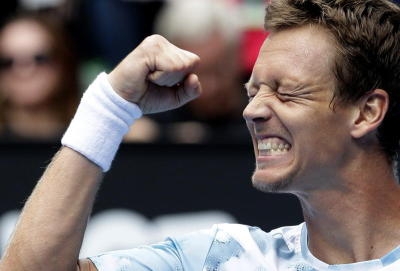 epaselect epa04587564 Tomas Berdych of the Czech Republic jubilates after winning against Rafael Nadal of Spain in their quarter-final match at the Australian Open Grand Slam tennis tournament in Melbourne, Australia, 27 January 2015. The Australian Open tennis tournament runs until 01 February 2015. EPA/Narendra Shrestha +++(c) dpa - Bildfunk+++
