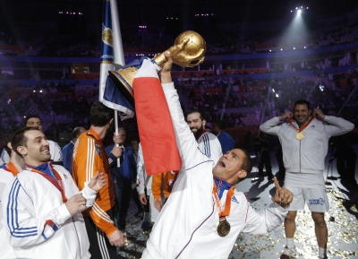 Daniel Narcisse of France lifts the trophy after the team won the Qatar 2015 24th Men's Handball World Championship final between Qatar and France (c) dpa - Bildfun