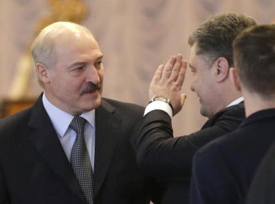 epa04615486 Belarusian President Alexander Lukashenko (L) talks to Ukrainian President Petro Poroshenko