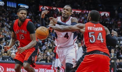 epa04629961 Toronto Raptors forward Amir Johnson (L) and Toronto Raptors forward Patrick Patterson (R) defend a drive by Atlanta Hawks forward Paul Millsap (C) during the second half of their NBA basketball game at Philips Arena in Atlanta, Georgia, USA, 20 February 2015. The Raptors defeated the Hawks. EPA/ERIK S. LESSER CORBIS OUT +++(c) dpa - Bildfunk+++