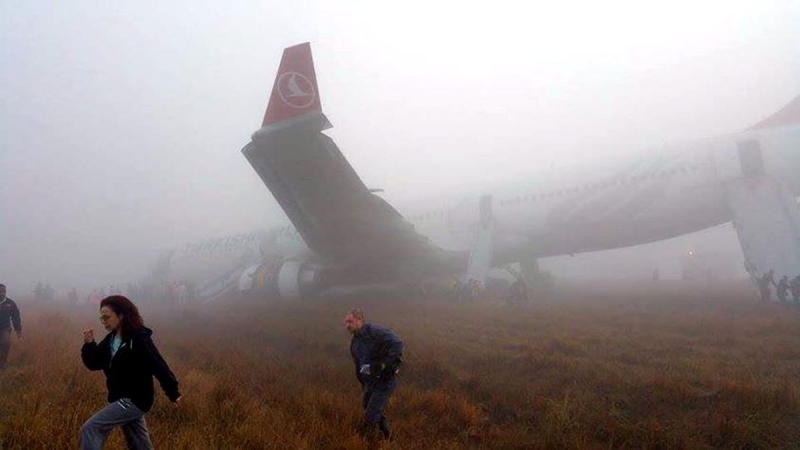 <p>epa04648280 Rescue officials and members of the Nepalese army try to remove a Turkish Airlines plane from a runway extension at Tribhuvan international Airport in Kathmandu, Nepal, 05 March 2015. The Nepalese government requested an Indian Air Force's Hercules aircraft which will bring a removal kit to try to remove the Turkish Airlines Airbus A330, from the airport runway. Tribhuvan International Airport has cancelled all international flights on 05 March 2015 also after the Turkish airlines skidded on landing at the runway on 04 March. EPA/NARENDRA SHRESTHA +++(c) dpa - Bildfunk+++</p>