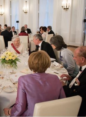 HANDOUT - Bundespräsident Joachim Gauck (2.v.l.) unterhält sich am 24.06.2015 in Berlin im Schloss Bellevue beim Staatsbankett mit der britischen Königin Elizabeth II. (l), Bundeskanzlerin Angela Merkel (vorn) und Prinz Philip. Die Queen und ihr Mann halten sich zu ihrem fünften Staatsbesuch in Deutschland auf. Foto: Steffen Kugler/Bundesregierung/dpa (ACHTUNG: Nur zur redaktionellen Verwendung im Zusammenhang mit der aktuellen Berichterstattung und nur bei Nennung: "Foto: Bundesregierung/Steffen Kugler/dpa") +++(c) dpa - Bildfunk+++