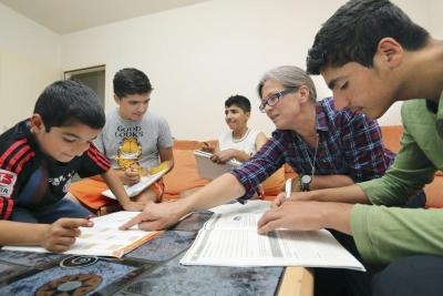 Seit einem Jahren unterstützt die Bremerin Kerstin Sommer (re.) eine kurdische Flüchtlingsfamilie mit fünf Kindern die vor dem IS aus Syrien geflohen sind.