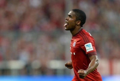 Fußball Bundesliga - 1. Spieltag: FC Bayern München - Hamburger SV am 14.08.2015 in der Allianz Arena in München (Bayern). Münchens Douglas Costa jubelt nach seinem Tor zum 5:0. Foto: Sven Hoppe/dpa (Wichtiger Hinweis: Aufgrund der Akkreditierungsbestimmungen der DFL ist die Publikation und Weiterverwertung im Internet und in Online-Medien während des Spiels auf insgesamt fünfzehn Bilder pro Spiel begrenzt.) +++(c) dpa - Bildfunk+++