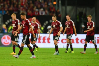 Nürnbergs Spieler gehen in die Kabine. Foto: Timm Schamberger / dpa