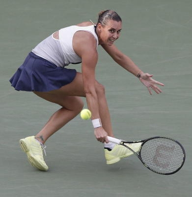 epa04919259 Flavia Pennetta of Italy hits a return to Samantha Stosur of Australia during their match on the eighth day of the 2015 US Open Tennis Championship at the USTA National Tennis Center in Flushing Meadows, New York, USA, 07 September 2015. The US Open runs through 13 September, which is a return to a 14-day schedule. EPA/JASON SZENES +++(c) dpa - Bildfunk+++