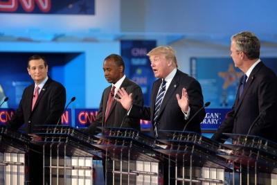 epa04934341 A handout picture provided by CNN on 17 September 2015 shows Republican candidate Donald Trump (2-R) talking during the CNN Republican presidential debate at the Ronald Reagan Presidential Library in Simi Valley, California, USA, 16 September 2015. In picture presidential candidates Ted Cruz (L), Ben Carson (2-L) and Jeb Bush (R). EPA/DAVID SCOTT HOLLOWAY/CNN HANDOUT EDITORIAL USE ONLY/NO SALES +++(c) dpa - Bildfunk+++