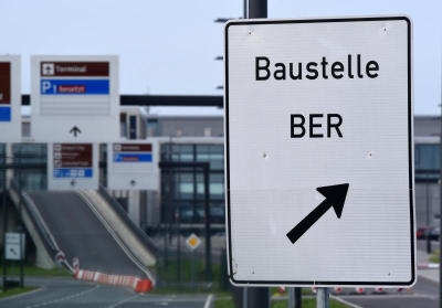 Ein Schild am neuen Hauptstadtflughafen BER in Schönefeld (Brandenburg), fotografiert am 22.09.2015. Die Baubehörde stoppte wegen möglicher Statikprobleme die Arbeiten in der Haupthalle des Terminals. Sie dürfen erst wieder aufgenommen werden, wenn ein Prüfingenieur die Standsicherheit nachweise, teilte der Landkreis Dahme-Spreewald mit. Foto: Ralf Hirschberger/dpa +++(c) dpa - Bildfunk+++