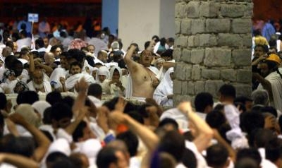Muslimische Pilger werfen am 1.2.2004 an der Jamarat Brücke in Mina nahe der heiligen Stadt Mekka mit Steinen.