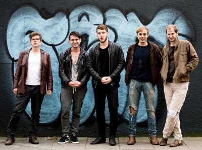 Die Musiker Lukas Hasitschka (l-r), Manuel Christoph Poppe, Reinhold Weber, Michael Marco Fitzthum (Künstlername: Marco Michael Wanda) und Christian Hummer der Band Wanda