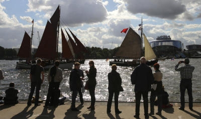 Traditionelle Segel- und Dampfschiffe fahren am 26.09.2015 in Hamburg im Hafen. Etwa 45 Schiffe - zusammen fast 3.000 Jahre alt - präsentieren sich zum vierten Mal auf der Elbe