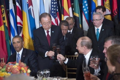 A handout picture provided by the United Nations (UN) on 29 September 2015 shows UN Secretary-General Ban Ki-moon (2-L) sharing a toast with Russian President Vladimir Putin (3-R, front) as US President Barack Obama (3-L) looks on at a luncheon hosted by Ban in honor of world leaders attending the general debate of the General Assembly, in New York, New York, USA, 28 September 2015. EPA/UNITED NATIONS/AMANDA VOISARD HANDOUT EDITORIAL USE ONLY/NO SALES +++(c) dpa - Bildfunk+++