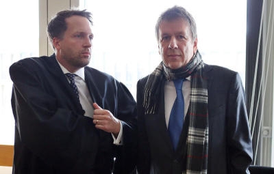 ARCHIV - Der Wettermoderator Jörg Kachelmann steht am 25.02.2015 in Köln (Nordrhein-Westfalen) im Gerichtssaal des Landgerichts neben seinem Anwalt Ralf Höcker (l). Das Landgericht Köln entscheidet am Mittwoch (30.09.2015) über eine Millionen-Klage Kachelmanns gegen die «Bild»-Zeitung (Print und Online). Vergleichsgespräche sind gescheitert. Kachelmann fordert vom Springer-Konzern insgesamt 2,25 Millionen Euro Entschädigung. Kachelmann wurde 2011 vom Vorwurf der Vergewaltigung freigesprochen. Er sieht sich durch die Prozess-Berichterstattung weiter Teile der Medien verleumdet. Foto: Oliver Berg/dpa +++(c) dpa - Bildfunk+++