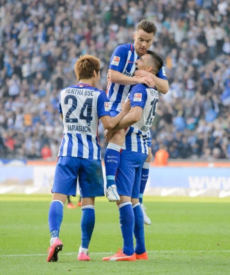 Fußball 1. Bundesliga, 8. Spieltag: Hertha BSC - Hamburger SV am 03.10.2015 im Olympiastadion in Berlin. Berlins Vedad Ibisevic (r) jubelt über seinen Treffer zum 3:0 mit Alexander Baumjohann (M) und Genki Haraguchi. Foto: Thomas Eisenhuth/dpa (Wichtiger Hinweis: Aufgrund der Akkreditierungsbestimmungen der DFL ist die Publikation und Weiterverwertung im Internet und in Online-Medien während des Spiels auf insgesamt fünfzehn Bilder pro Spiel begrenzt.) +++(c) dpa - Bildfunk+++