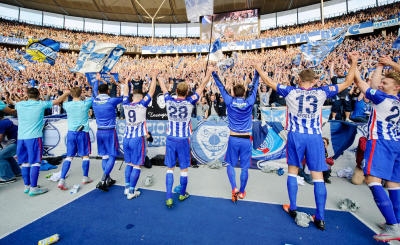 Fußball 1. Bundesliga, 8. Spieltag: Hertha BSC - Hamburger SV am 03.10.2015 im Olympiastadion in Berlin. Berlins Spieler jubeln nach dem Spiel vor der Fankurve. Hertha BSC gewinnt sein Heimspiel gegen den Hamburger SV 3:0. Foto: Thomas Eisenhuth/dpa (Wichtiger Hinweis: Aufgrund der Akkreditierungsbestimmungen der DFL ist die Publikation und Weiterverwertung im Internet und in Online-Medien während des Spiels auf insgesamt fünfzehn Bilder pro Spiel begrenzt.) +++(c) dpa - Bildfunk+++