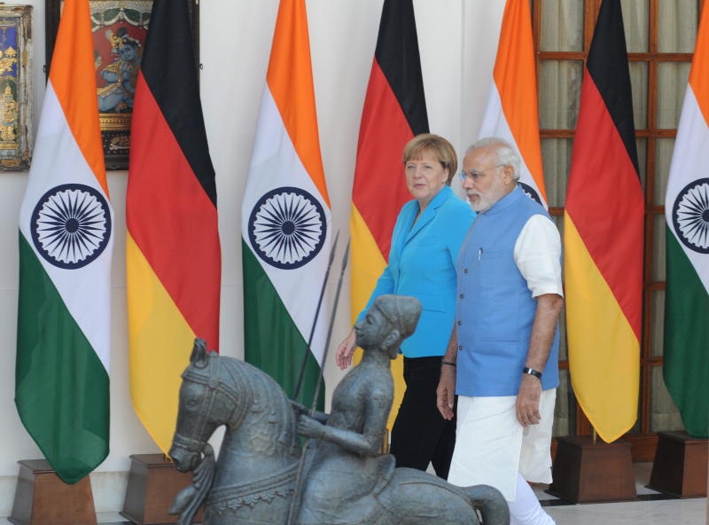<p>epa04964050 German Chancellor Angela Merkel (L) and Indian Prime Minister Narendra Modi (R) before their meeting at Hyderabad House in New Delhi, India, 05 October 2015. Germany wants to be a partner in India's economic development, Chancellor Angela Merkel said in New Delhi ahead of talks with the government in New Delhi. Merkel and Indian Prime Minister Narendra Modi are scheduled to lead the third inter-governmental consultations. EPA/STRINGER +++(c) dpa - Bildfunk+++</p>
