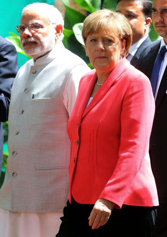 <p>epa04965256 Indian Prime Minister Narendra Modi (L) and German Chancellor Angela Merkel (R) during their visit to Bosch facility in Bangalore, India on 06 October 2015. German Chancellor Angela Merkel and Premier Narendra Modi were in India's information technology hub for talks on boosting cooperation in related fields. Merkel is on a three day visit to the country. EPA/JAGADEESH NV +++(c) dpa - Bildfunk+++</p>
