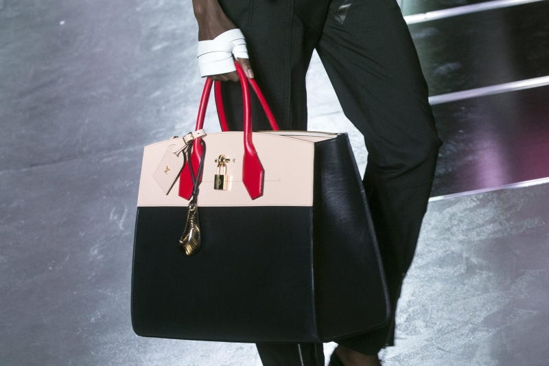 <p>epa04966982 A model presents a creation from the Spring/Summer 2016 Ready to Wear collection by French designer Nicolas Ghesquiere for Louis Vuitton during the Paris Fashion Week, in Paris, France, 07 October 2015. The presentation of the Women?s collections</p>