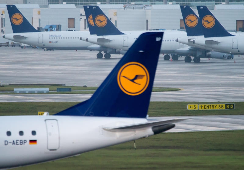 Flugzeuge der Lufthansa stehen am 21.10.2014 an den Gates auf dem Flughafen in München (Bayern).