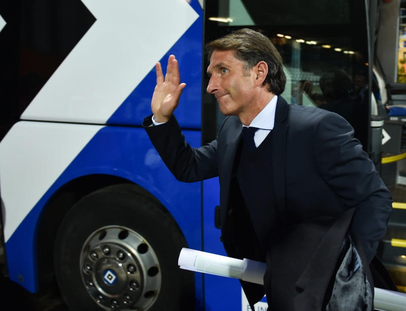 <p>Fußball Bundesliga 12. Spieltag: SV Darmstadt 98 - Hamburger SV am 07.11.2015 in Darmstadt (Hessen). Hamburgs Trainer Bruno Labbadia steigt nach der Ankunft winkend aus dem Mannschaftsbus. Foto: Arne Dedert/dpa (Wichtiger Hinweis: Aufgrund der Akkreditierungsbestimmungen der DFL ist die Publikation und Weiterverwertung im Internet und in Online-Medien während des Spiels auf insgesamt fünfzehn Bilder pro Spiel begrenzt.) +++(c) dpa - Bildfunk+++</p>