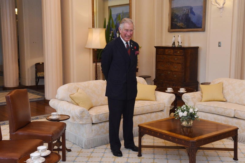 epa05020098 Britain's Prince Charles, Prince of Wales inspects Noongar Aboriginal artist Peter Farmer's wood and glass surfboard during a visit to the National Museum of Australia in Canberra, Australia, 11 November 2015. EPA/STEFAN POSTLES/POOL AUSTRALIA AND NEW ZEALAND OUT +++(c) dpa - Bildfunk+++