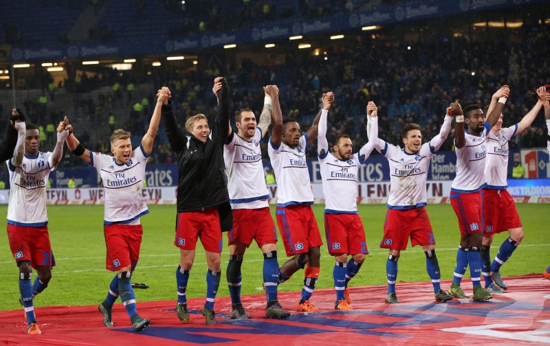 Fußball: Bundesliga, Hamburger SV - Borussia Dortmund: 13. Spieltag am 20.11.2015 im Volksparkstadion in Hamburg. Die Spieler des HSV feiern nach dem Spiel ihren Sieg mit den Fans. Der HSV gewinnt das Spiel mit 3-1. Foto: Christian Charisius/dpa (Wichtiger Hinweis: Aufgrund der Akkreditierungsbestimmungen der DFL ist die Publikation und Weiterverwertung im Internet und in Online-Medien während des Spiels auf insgesamt fünfzehn Bilder pro Spiel begrenzt.) +++(c) dpa - Bildfunk+++