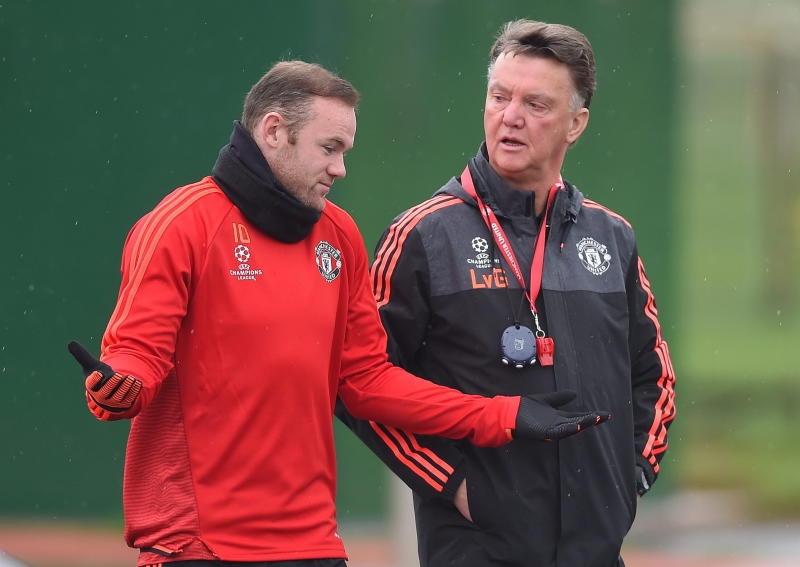 <p>epa05039670 Manchester United manager Louis van Gaal (R) and Wayne Rooney (L) attend a training session held at the Aon Training complex in Manchester, north west England 24 Novemeber 2015.Manchester United face PSV Eindhoven in a UEFA Champions League group B match on 25 November 2015 EPA/Peter Powell . +++(c) dpa - Bildfunk+++</p>