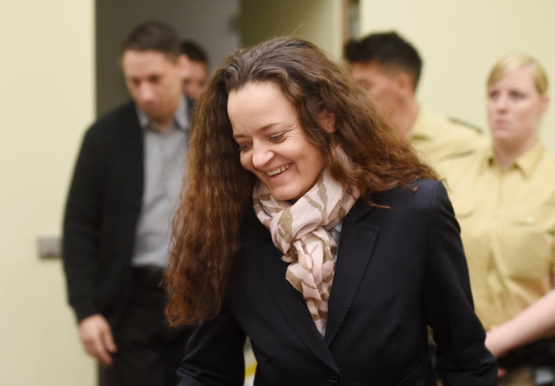 Die Angeklagte Beate Zschäpe sitzt am 09.12.2015 im Gerichtssaal im Oberlandesgericht