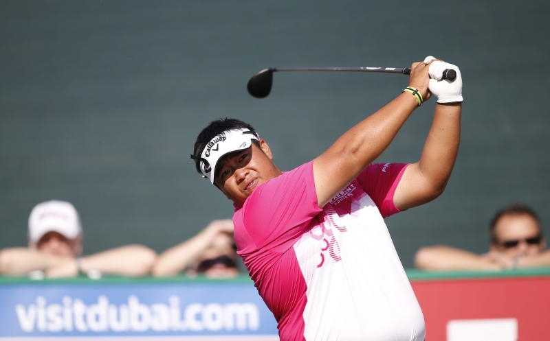 David Horsey of Britain tees off during the second round of the Omega Dubai Desert Classic 2016 Golf tournament at Emirates Golf Club in Dubai, United Arab Emirates,