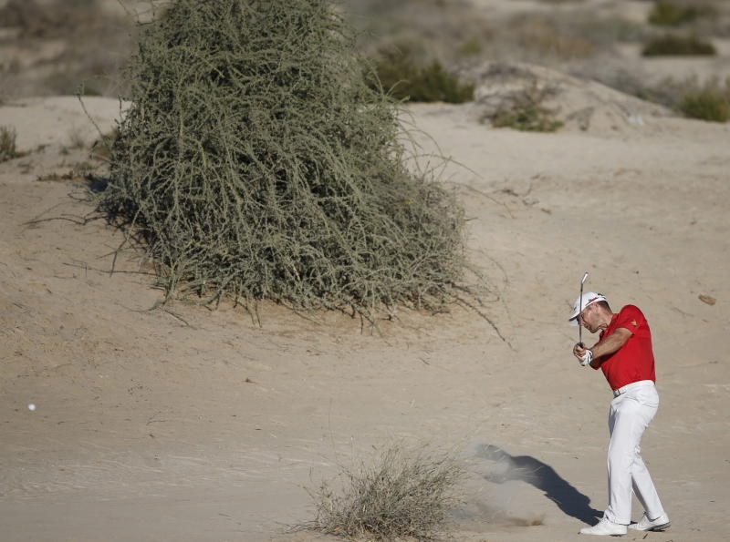 epa05144473 Trevor Fisher Jnr of South Africa plays a shot from out of the fairway during the second round of the Omega Dubai Desert Classic 2016 Golf tournament at Emirates Golf Club in Dubai, United Arab Emirates, 05 February 2016. EPA/ALI HAIDER +++(c) dpa - Bildfunk+++