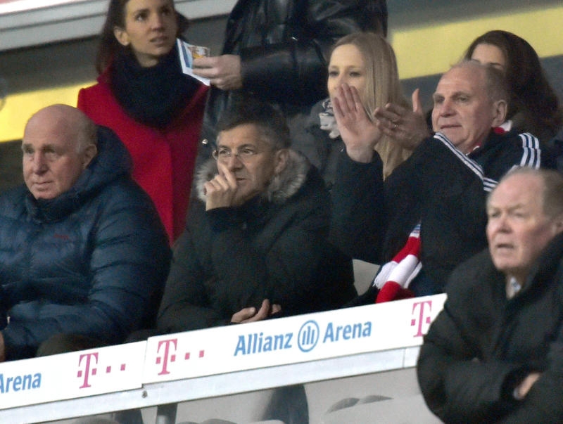 Bayern München - FSV Mainz 05, 24. Spieltag am 02.03.2016 in Allianz Arena, München (Bayern). Der Ex-Fußballmanager Uli Hoeneß auf der Tribüne. Rechts seine Frau Susanne, links neben ihm der Adidas- Vorstandsvorsitzende Herbert Hainer.