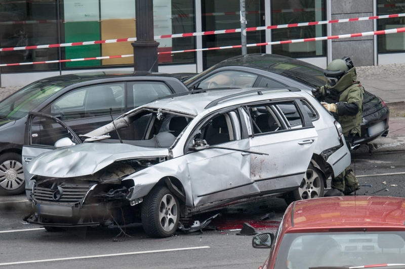 Ein Bombenentschärfer der Polizei kontrolliert am 15.03.2016 in Berlin auf der Bismarckstraße einen zerstörten Pkw. In dem Wagen kam es zuvor während der Fahrt zu einer Explosion, der Fahrer kam dabei uns Leben. Die Polizei gab nach der Untersuchung Entwarnung. Foto: Paul Zinken/dpa +++(c) dpa - Bildfunk+++