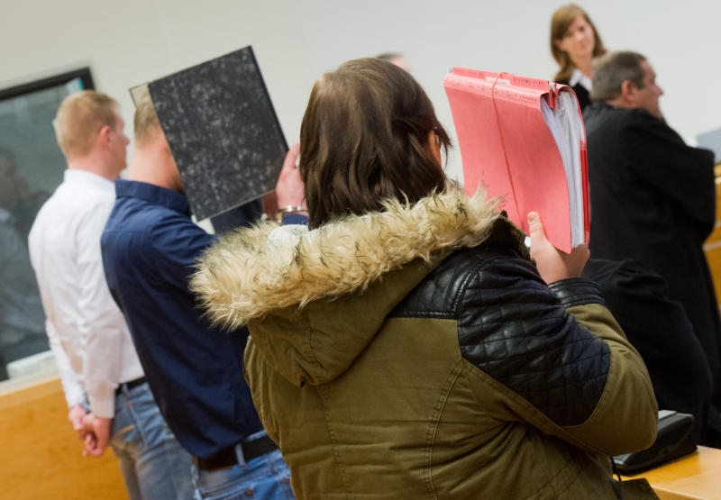 ARCHIV - HANDOUT - Feuerwehrleute untersuchen am 28.08.2015 an einer Unterkunft für Asylbewerber in Salzhemmendorf im Landkreis Hameln-Pyrmont (Niedersachsen) eine Brandstelle. Im Prozess gegen zwei Männer und eine Frau wegen eines Brandanschlags auf eine Asylbewerberunterkunft wird am 17.03.2016 vor dem Landgericht in Hannover das Urteil erwartet. Foto: Kreisfeuerwehr Hameln-Pyrmont/dpa (zu dpa vom 17.03.2016) (ACHTUNG: Verwendung nur für redaktionelle Zwecke im Zusammenhang mit der Berichterstattung über den Brandanschlag und nur bei Urheber-Nennung Foto: Kreisfeuerwehr Hameln-Pyrmont/dpa - Bestmögliche Qualität) +++(c) dpa - Bildfunk+++
