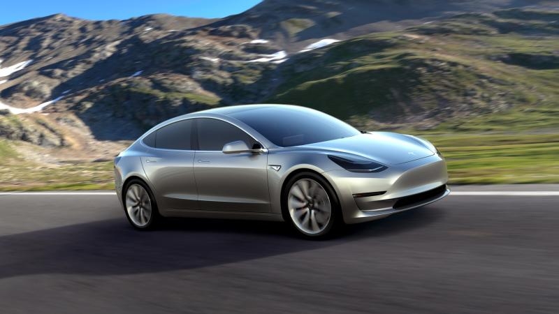 epa05238744 An undated handout photo made available by Tesla late 31 March 2016 shows the Tesla Model 3 electric car that was unveiled in Hawthorne, California, USA, 31 March 2016. According to the Tesla media relations website, 'the Model 3 should be the safest car in its class once testing completes. This, combined with over 200 miles of range while starting at 35,000 US dollars before incentives, makes Model 3 an extraordinary mid-size sedan. Model 3 will begin production in late 2017, ramping Tesla vehicle production to 500,000 vehicles per year.' EPA/TESLA / HANDOUT HANDOUT EDITORIAL USE ONLY/NO SALES +++(c) dpa - Bildfunk+++