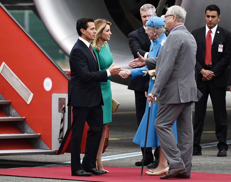 epa05256827 Mexico's President Enrique Pena Nieto (L) and his wife Angelica Rivera (2-L) are welcomed by Queen Margrethe of Denmark (2-R) and her husband, Prince Consort Henrik (R) at the airport in Copenhagen, Denmark, 13 April 2016. The Mexican president is on an official visit to Denmark. EPA/Mathias Loevgreen Bojesen DENMARK OUT +++(c) dpa - Bildfunk+++