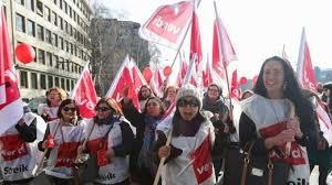 Der Zahntechniker Mark bläst am 21.04.2016 in Hamburg während eines eintägigen Warnstreiks der Beschäftigten der Hamburger Krankenhäuser in seine Pfeife. Die Gewerkschaft Verdi verlangt für die Mitarbeiter unter anderem sechs Prozent mehr Geld, mindestens jedoch 200 Euro im Monat. Foto: Daniel Bockwoldt/dpa +++(c) dpa - Bildfunk+++