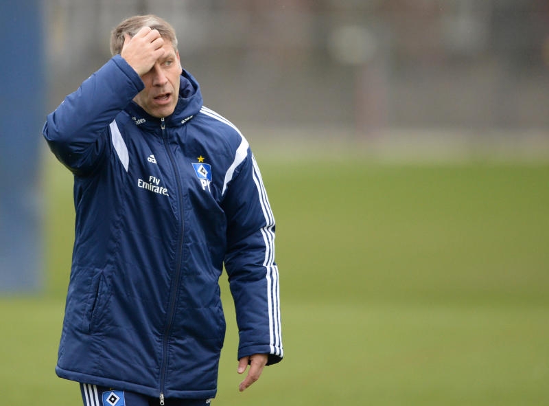 Trainer Peter Knäbel des Fußball-Bundesligisten Hamburger SV gestikuliert am 14.04.2015 in Hamburg während des Trainings. Foto: Daniel Bockwoldt/dpa