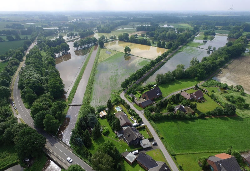 dpatopbilder Hochwasseropfer Hildegard Hitzlinger wirft am 02.06.2016 in Triftern (Bayern) nasse Kleidungsstücke vor ihr Haus. Nach dem verheerenden Hochwasser mit mindestens vier Toten im niederbayerischen Landkreis Rottal-Inn haben Donnerstag Aufräumarbeiten begonnen. Foto: Armin Weigel/dpa +++(c) dpa - Bildfunk+++